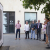 El alcalde destaca la importancia de la exposición urbana de Coullaut-Valera en la Avenida de la Constitución para divulgar la obra del escultor.