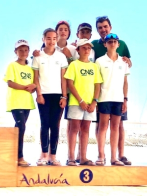 Podio hispalense en el Andaluz por equipos de la clase Optimist  