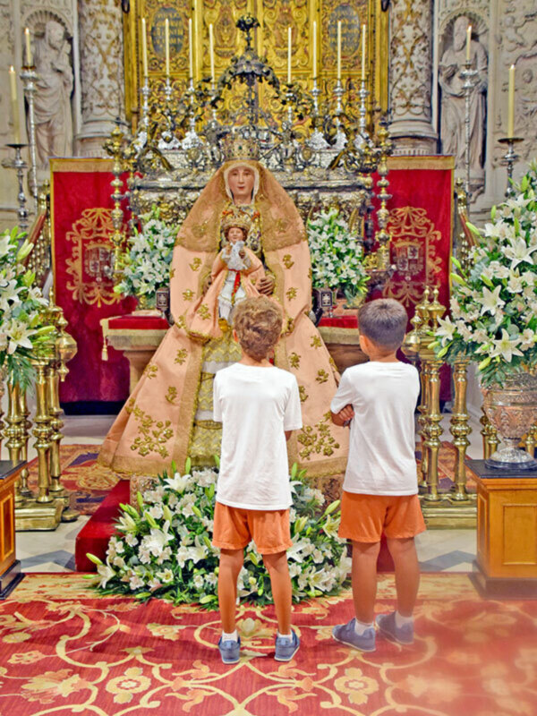 Los sevillanos dieron pleitesía a su patrona la Virgen de los Reyes.