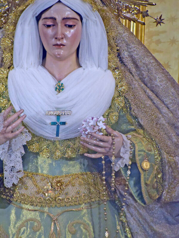 Alcalá del Río celebra su virgen de las Angustias vestidas en tiempo estival