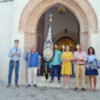 La Hermandad de la Soledad de Alcalá del Río obsequió con la medalla e insignia de la corporación al nuevo estandarte  de San Benito Abad.