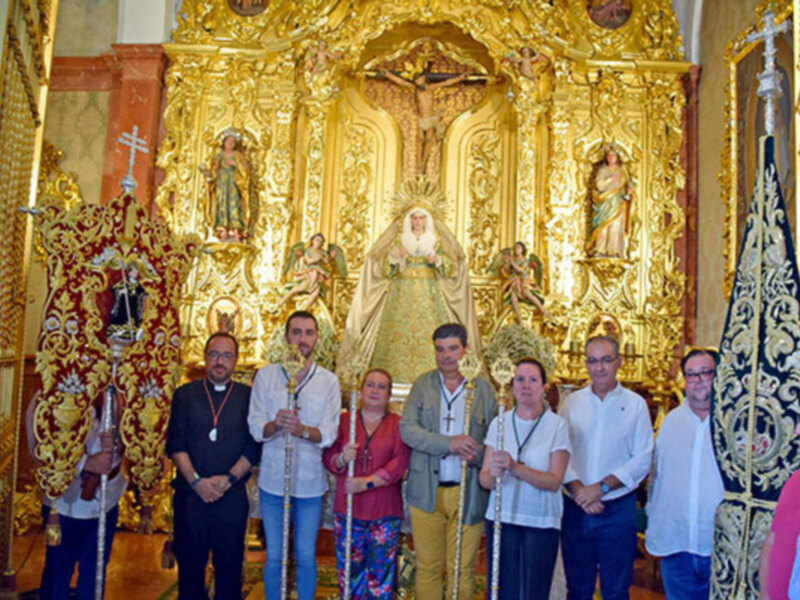 El Grupo de Fieles de San Benito Abad saludaron en su recorrido por Alcalá del Río a la Hermandad de la Vera-cruz.