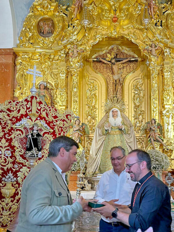 La Hermandad de la Vera-cruz de Alcalá del Río obsequió con la medalla e insignia de la corporación al nuevo estandarte  de San Benito Abad.