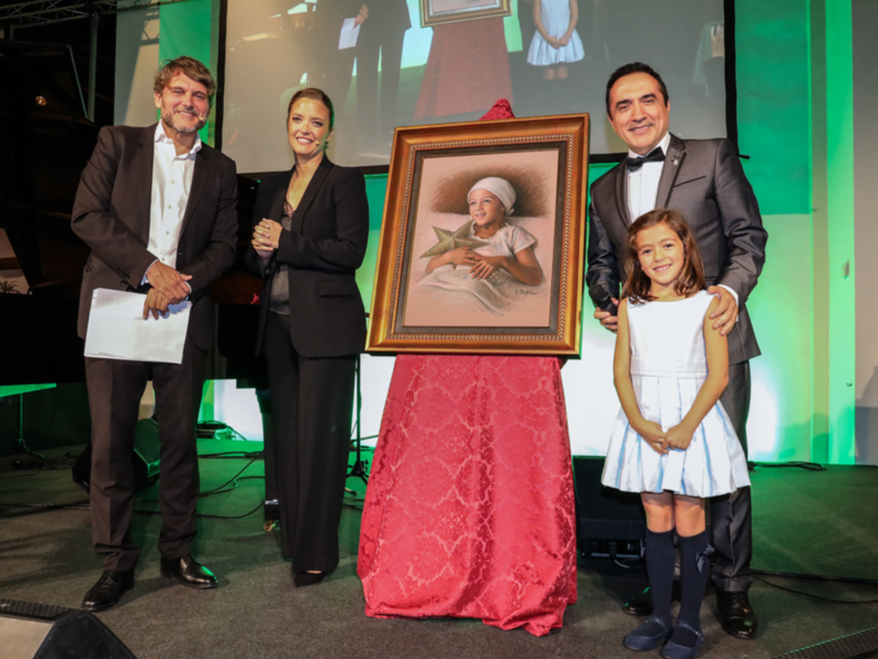 El pintor malagueño Antonio Montiel pinta el christmas navideño de la Asociación Española contra el Cáncer de Málaga