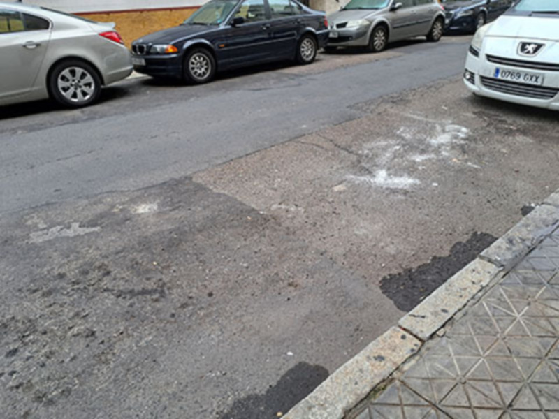 En Sevilla hay calles muy deterioradas que han perdido el asfaltado.