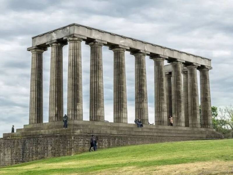 El Monumento Nacional de Escocia y con razón parece que le falta algo