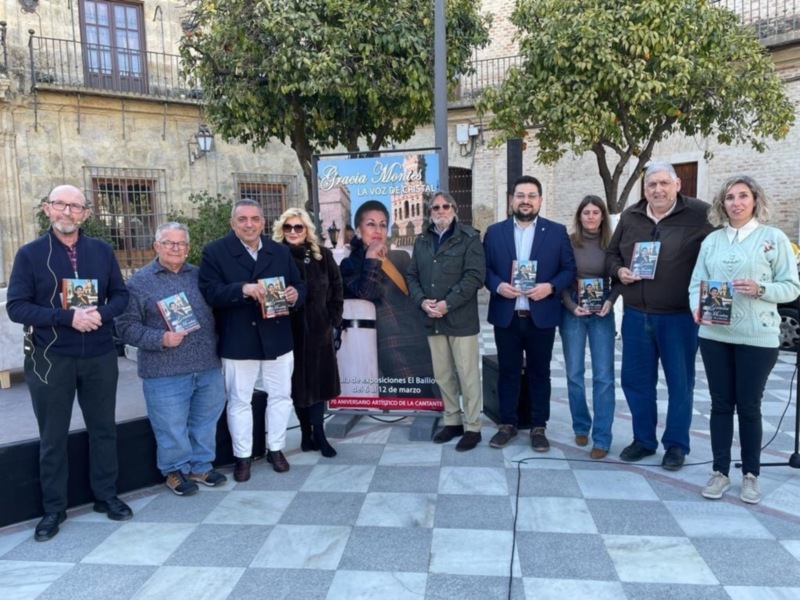 La Plaza de España de Lora del Río  acoge  el acto de presentación oficial del libro ‘Gracia Montes, la voz de cristal’