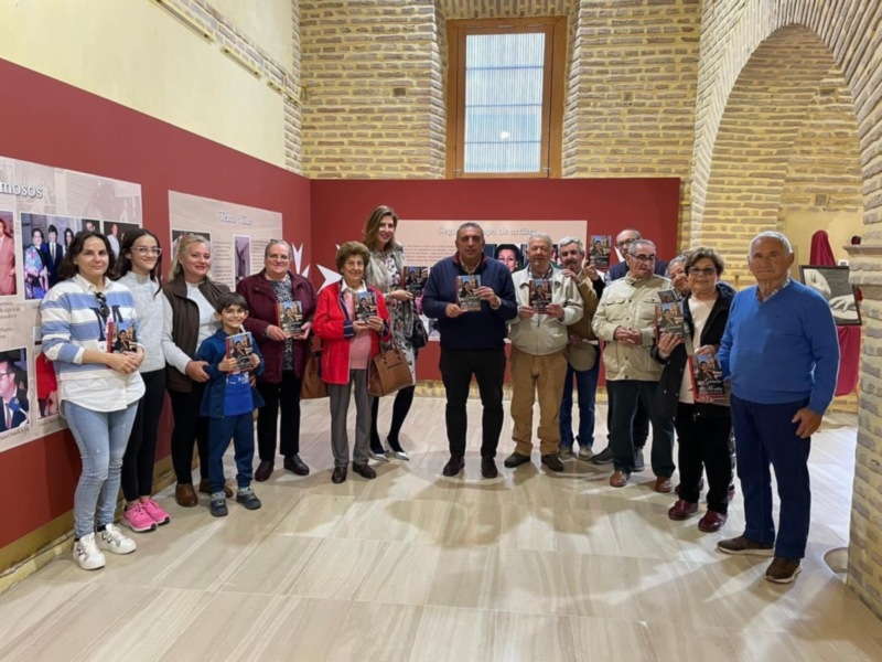 Entrega de los primeros ejemplares el libro sobre "Gracia Montes, la voz de cristal" en Lora del Río.