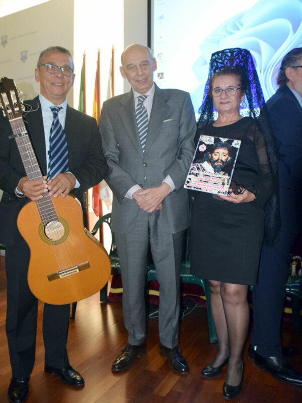 excelentísimo Ateneo de Sevilla pudimos disfrutar de la exaltación cofrade a las saetas ,organizada por la asociación pro-defensa de la copla 