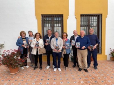 Ejemplares del libro 'Gracia Montes, la "voz de cristal" para los loreños que residen fuera de Lora del Río.
