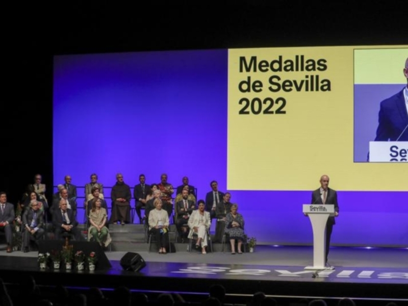 Lluvia de medallas de la ciudad de Sevilla en pleno año electoral, con Paz Vega como Hija Predilecta