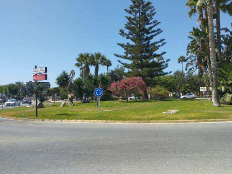 Mejoras en la biblioteca y aceras y reurbanización de rotondas y calles en el PFEA 2023 de Chipiona