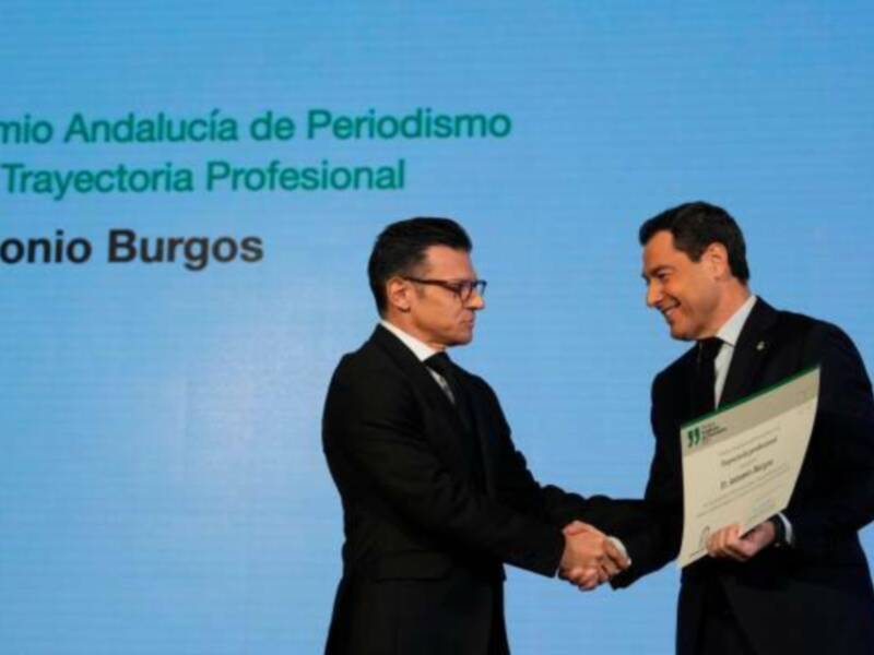 El hijo de Antonio Burgos recoge con "honor" el premio Andalucía de Periodismo concedido a su padre fallecido