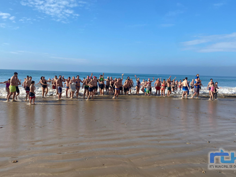 El Club Dojo Sakura Yon celebró ayer la novena edición de su actividad ‘Primer baño del año’ en la playa de Regla