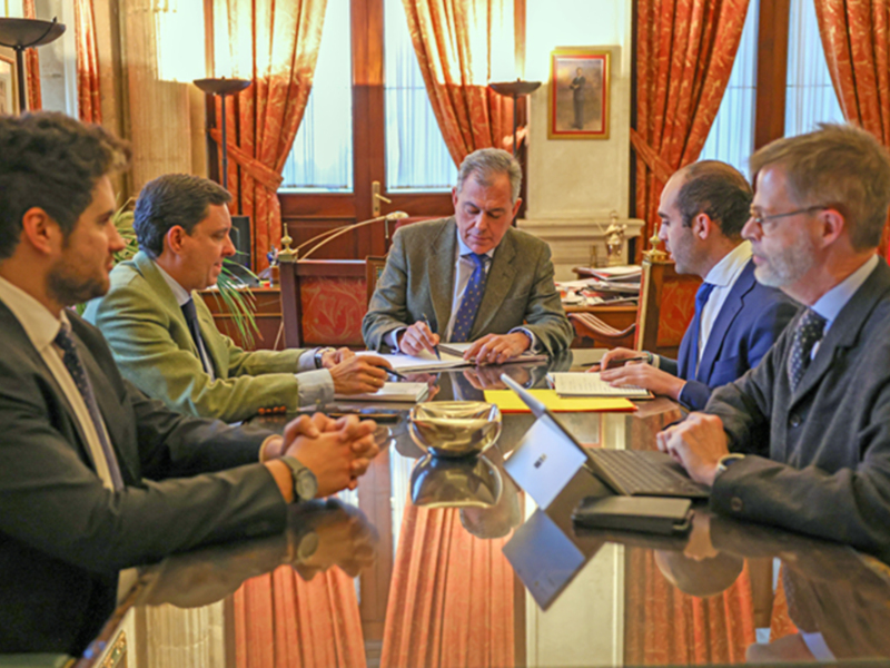 Los representantes de la plataforma ‘Sevilla quiere metro’, se reunieron con el alcalde de hispalense