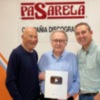 Pasarela recibe un reconocimiento por superar sus 100.000 suscriptores en su canal de Youtube