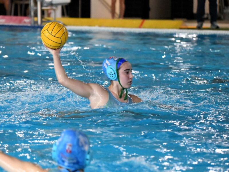 El Club Waterpolo Dos Hermanas PQS pesca en el río revuelto de Primera Nacional femenina