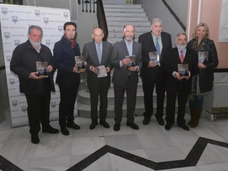  Paco Correal presenta con éxito y lleno su libro 'Cómo sigue llorando Sevilla...'. En el Ateneo de Sevilla .Video 