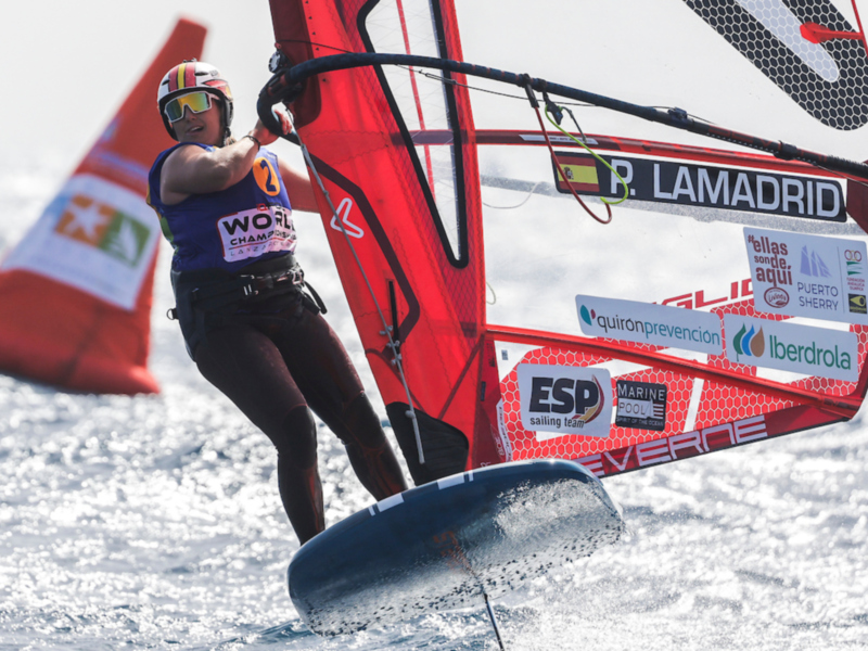 Pilar Lamadrid se adjudica la Copa de España de iQFoil en la Semana Olímpica de Andalucía
