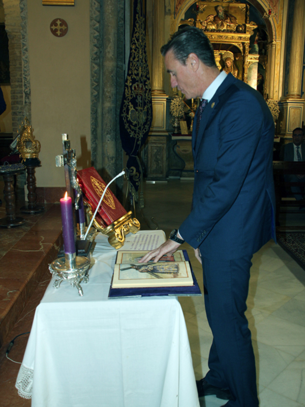   La nueva junta de oficiales de Jesús nazareno toma posesión en Alcalá del Río