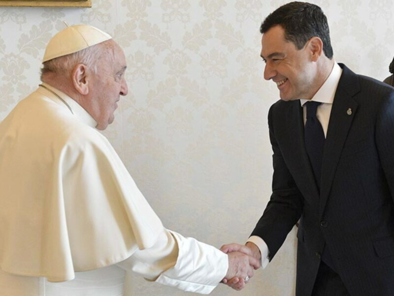Juanma Moreno, acompañado de su mujer , invita al Papa Francisco a visitar Andalucía