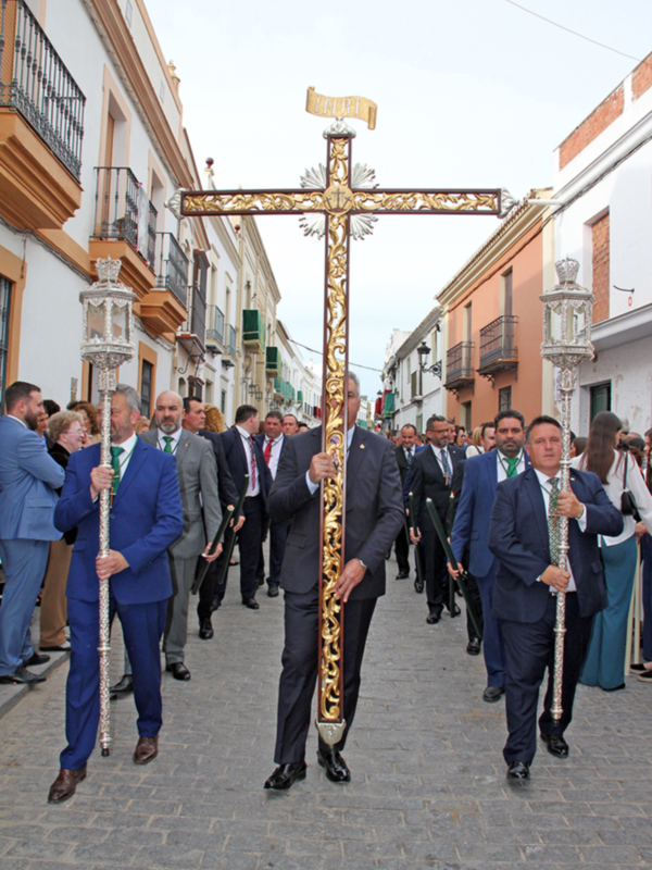 El pueblo sevillano de Alcalá del Río se echó a la calle  para acompañar a los titulares de Vera-cruz