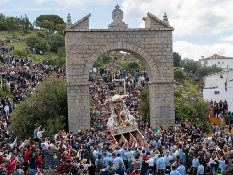 La Misa Pontifical y la procesión de la Morenita por las Calzadas del Santuario protagonizan el domingo en Canal Sur
