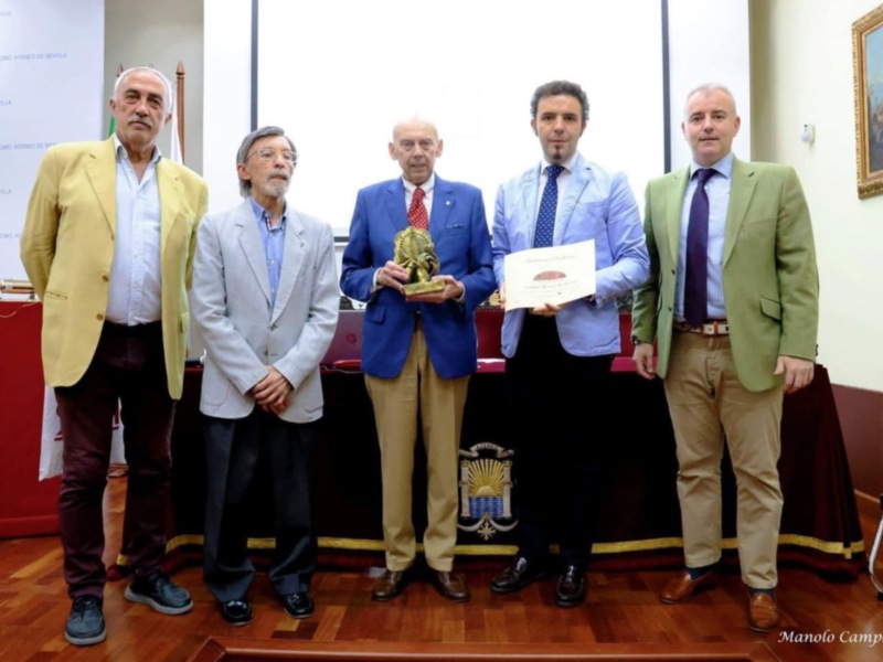 La Asociación Cultural Tradiciones Sevillanas entregó  al Ateneo de Sevilla su más alta distinción