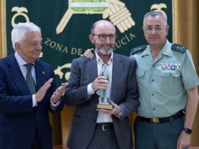 Francisco Correal recibió su premio Habecu de la Guardia Civil 