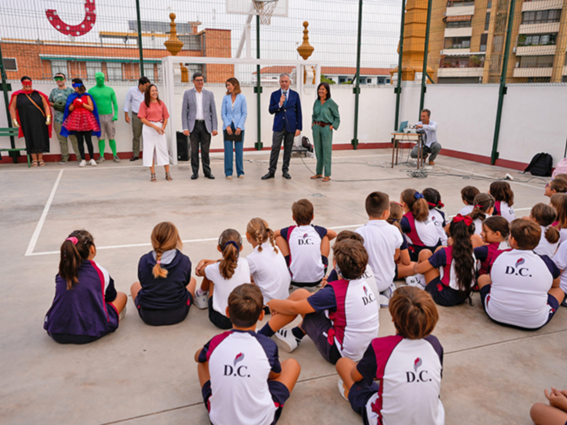 El alcalde de Sevilla afirma en el inicio del curso escolar que sacará del "abandono" los colegios públicos de la ciudad