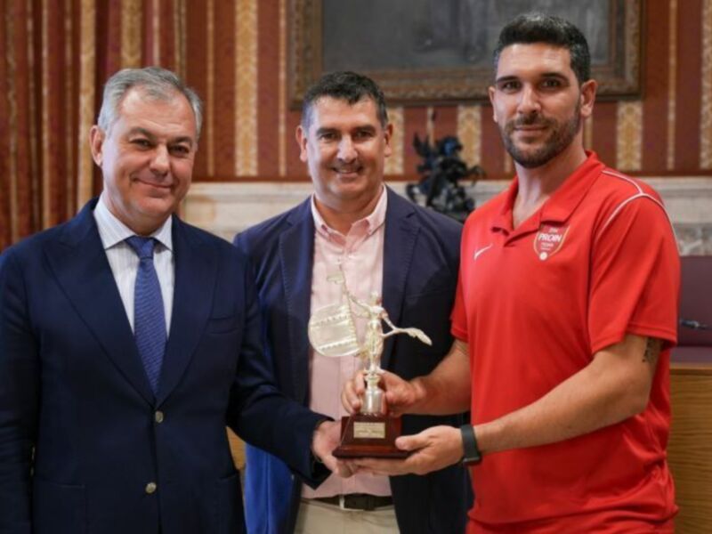 El Balonmano Triana anuncia ante el alcade que adopta el nombre de Sevilla para “pasearlo por toda España”