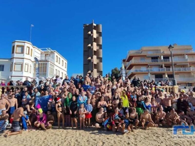 Casi doscientas personas participaron ayer en el primer baño del año en Chipiona, organizado como siempre por el Club Dojo Sakura Yon