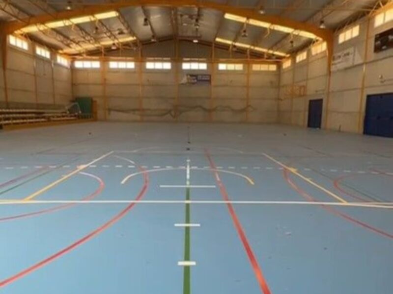 Finalizan los trabajos de conservación e instalación de un nuevo pavimento técnico deportivo en el pabellón del colegio Príncipe Felipe