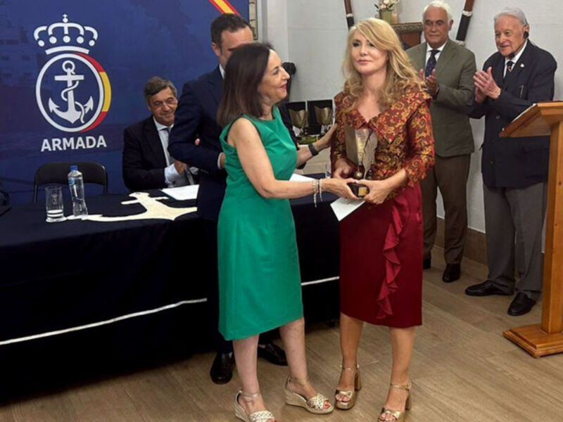 La ministra Margarita Robles entrega el Premio “Ortega Munilla” a María Fidalgo en Málaga