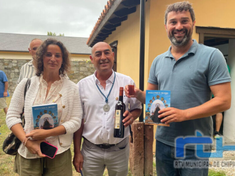 El investigador chipionero Juan Francisco Lorenzo presentó en la localidad asturiana de Cadavedo su libro ‘Regla por el Mundo’