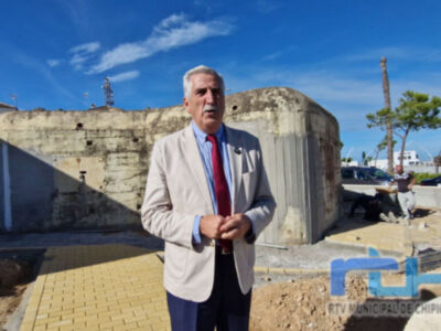 Luis Mario Aparcero supervisa las obras de rehabilitación del exterior del fortín situado en la calle Mar Caribe