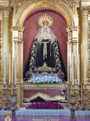  La Virgen de los Dolores, vestida de luto en noviembre en memoria de los Fieles Difuntos en Alcalá del Río