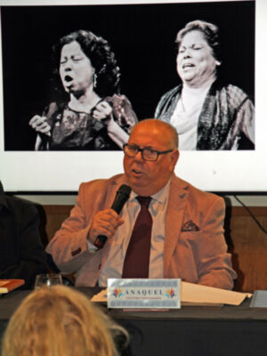 Una noche de arte en estado puro Triana se rinde ante la obra de Jesús Gavira