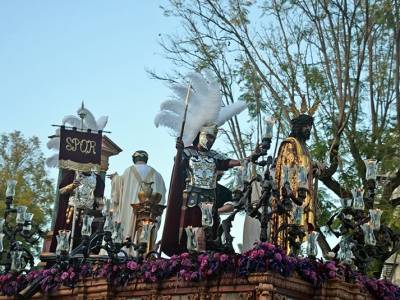 Devoción y tradición acompañan la salida procesional de la Hermandad de la Piedad en el barrio sevillano de Las Avenidas