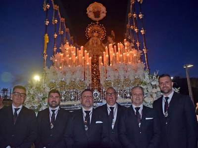 Devoción y tradición acompañan la salida procesional de la Hermandad de la Piedad en el barrio sevillano de Las Avenidas
