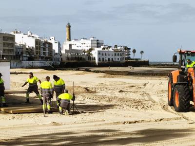 CHIPIONA CONFIA EN EL BUEN TIEMPO Y PONE A PUNTO SUS PLAYAS PARA LA SEMANA SANTA.