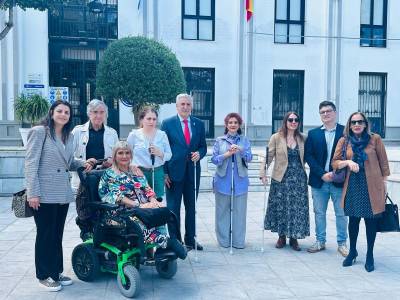 La ONCE acerca a Chipiona la realidad de las personas ciegas con actividades inclusivas que se han desarrollado en la plaza de Andalucía