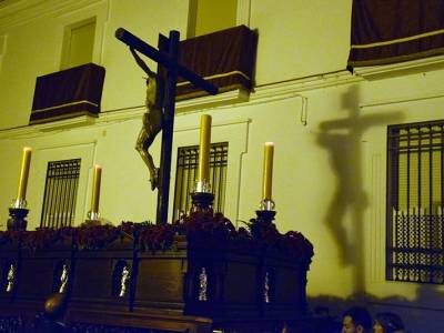 El Santísimo Cristo del Buen Fin recorre Alcalá del Río en una noche de fe y silencio 