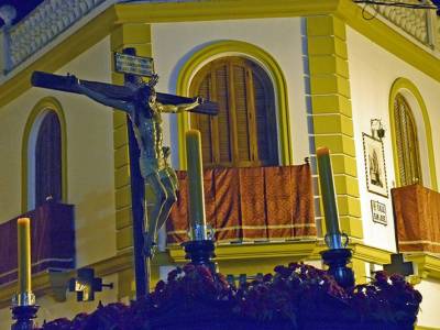 El Santísimo Cristo del Buen Fin recorre Alcalá del Río en una noche de fe y silencio 
