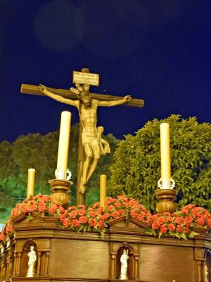 Alcalá del Río se sumerge en el recogimiento con la salida del Cristo del Buen Fin 