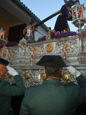 La tradición centenaria del Nazareno y la Esperanza vuelve a recorrer con solemnidad las calles ilipenses de Alcalá del Río