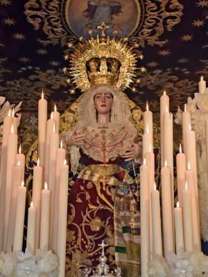Alcalá del Río exalta su legado cofrade en la estación de penitencia del Dulce Nombre de Jesús 