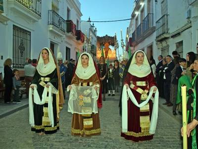 La Vera-Cruz de Alcalá del Río renueva su legado de fe en el Jueves Santo ilipense 