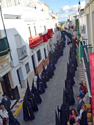 "Viernes Santo en Alcalá del Río, nazarenos, música y siglos de arte en la procesión de la Soledad"