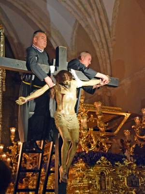  La Hermandad del Santo Entierro celebra con recogimiento su histórica ceremonia del Descendimiento en Alcalá del Río